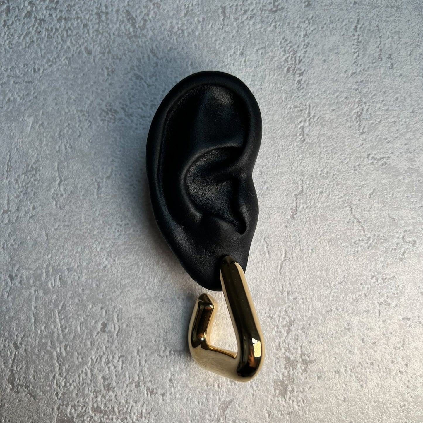 LYVIA TRIANGLE HOOPS